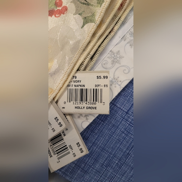 Ivory Holly Tablecloth + 6 napkins - Picture 2 of 6